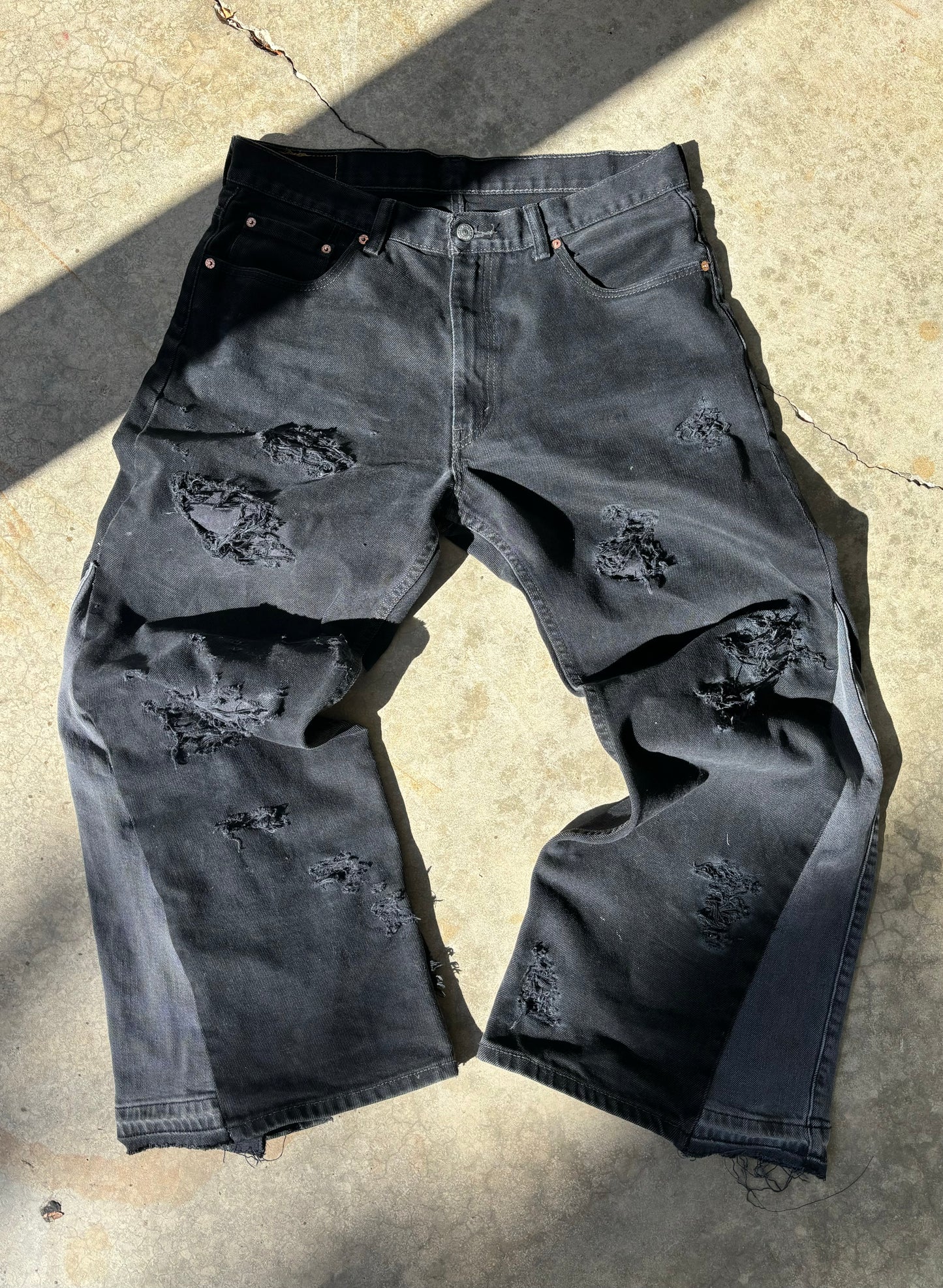 DISTRESSED BAGGY DENIM