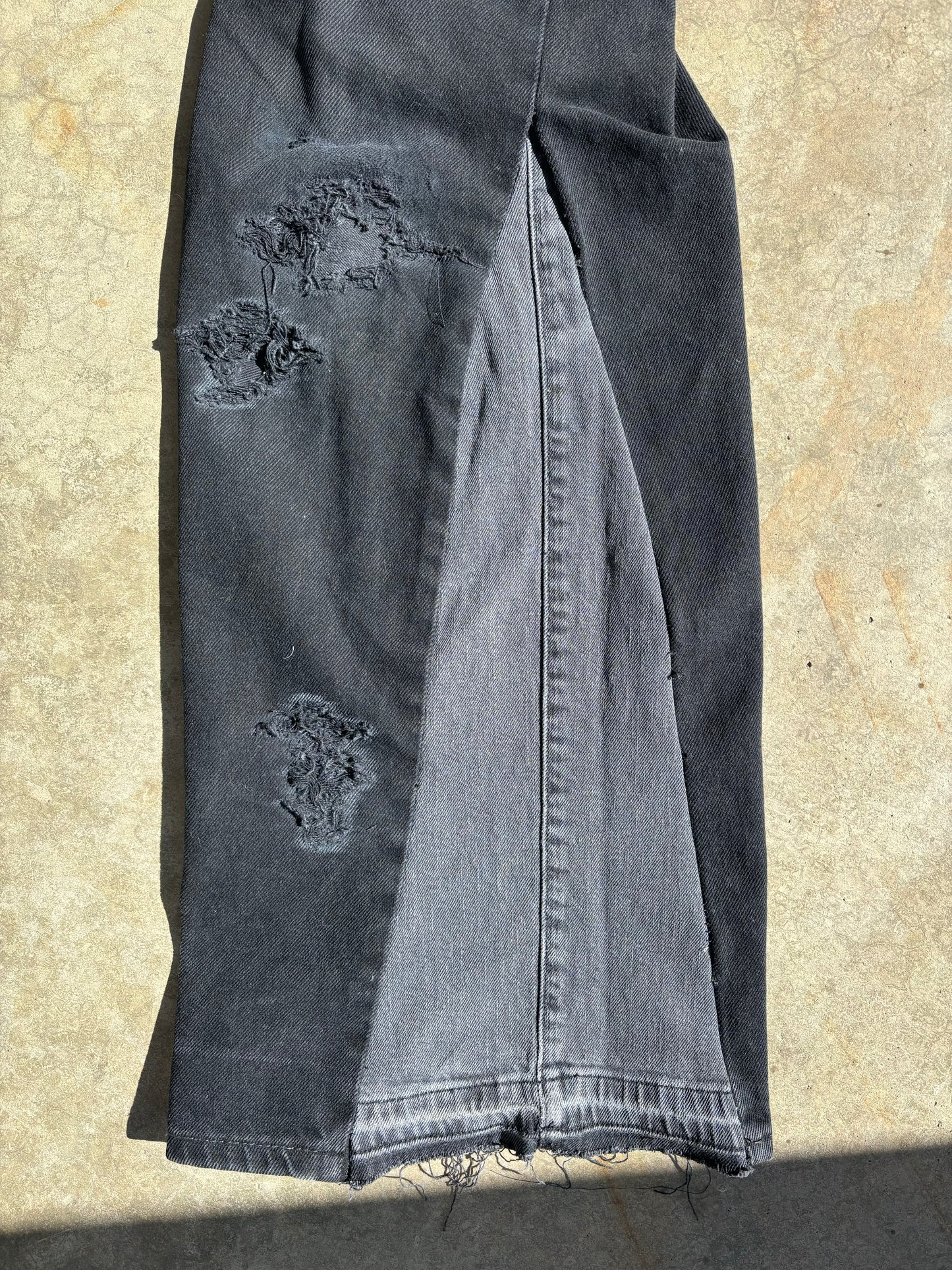 DISTRESSED BAGGY DENIM